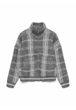 Šedý a bílý kostkovaný pletený svetr s vysokým límcem, dlouhými rukávy a dvěma předními kapsami, vyrobený z měkkého, texturovaného materiálu.