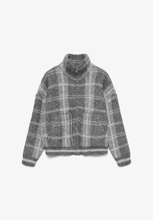 Maglione a maglia grigio e bianco a quadri con colletto alto, maniche lunghe e due tasche frontali, realizzato in un materiale morbido e texturizzato.