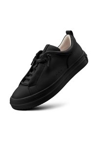 Czarne sneakersy z gładką skórzaną powierzchnią, zaokrąglonym noskiem i minimalistycznym sznurkiem. Posiadają teksturowaną gumową podeszwę oraz niskoprofilowy design.