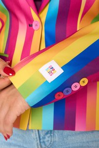 Pisani srajčni blazer s črtami v živahnih roza, modri, rumeni in zeleni barvi, z večbarvnimi gumbi in etiketo "Oppo Suits".