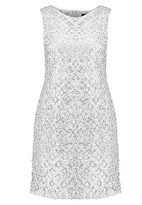 Robe sans manches argentée avec un motif texturé similaire à de la dentelle et des paillettes, présentant un col en V et une coupe ajustée.