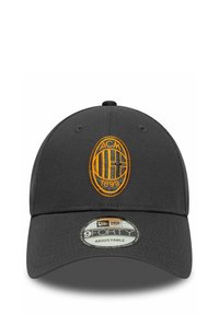Schwarze verstellbare Mütze mit einem auffälligen goldenen gestickten Logo "ACM 1899". Strukturierte Form mit gebogenem Schirm und texturierter Stoffoberfläche.