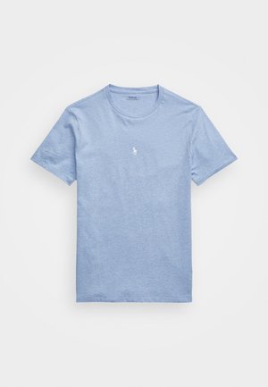 Jasnoniebieska koszulka z krótkim rękawem i okrągłym dekoltem, z małym białym haftowanym logo Polo Ralph Lauren na środku klatki piersiowej.