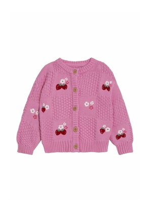 Gilet enfant rose tricoté avec des boutons marron, décoré de fraises rouges et de broderies de fleurs blanches sur le devant et les manches.