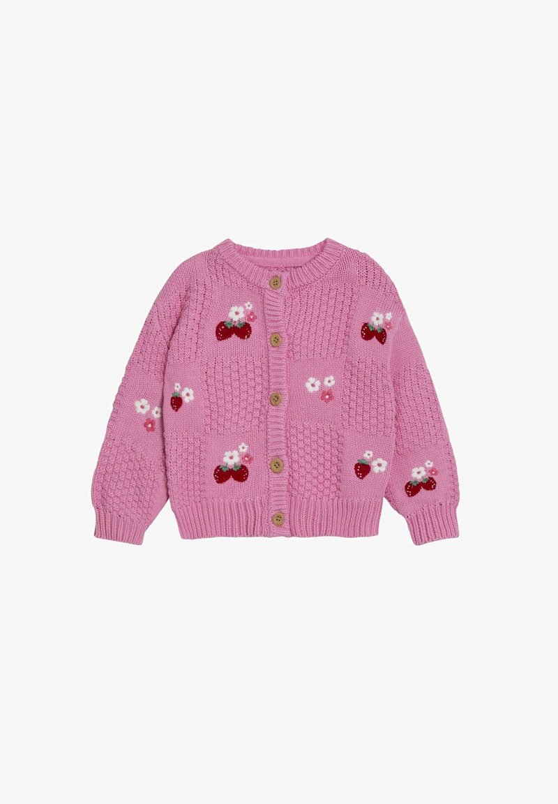 Gilet enfant rose tricoté avec des boutons marron, décoré de fraises rouges et de broderies de fleurs blanches sur le devant et les manches.