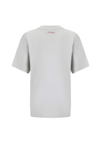 Světle šedé tričko s krátkým rukávem vyrobené z měkké tkaniny. Má jemné červené logo na krku. Rovný střih s uvolněným střihem.