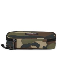 Estuche de lápices de camuflaje con cierre de cremallera, diseño rectangular en tonos verdes y marrones apagados, fabricado en un tejido resistente con un parche de logo en el costado.