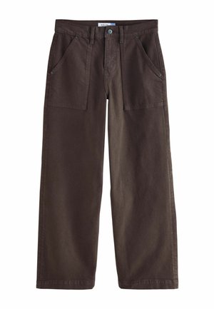Dunkelbraune weite Hosen mit vorderen Pattenaschen, Gürtelschlaufen und Knopfverschluss an der Taille, auf einem weißen Hintergrund präsentiert.
