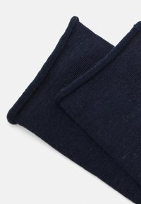 Marineblå bomullssokker med ribbet tekstur, med en glatt kantfinish og overlappende design, som viser jevn strikking gjennom hele.