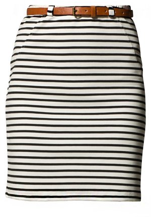 Weißer Rock mit schwarzen horizontalen Streifen, figurnaher Schnitt, mit einem braunen Ledergürtel und einer goldenen Schnalle an der Taille.