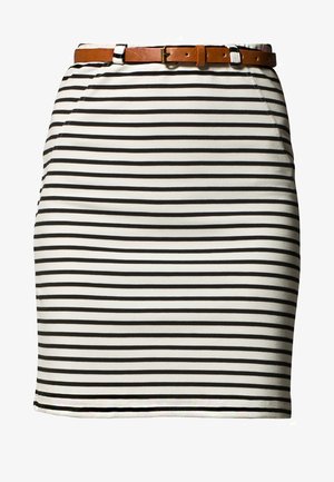Biała spódnica w czarne, poziome paski, dopasowany krój, z brązowym skórzanym paskiem i złotą klamrą w talii.