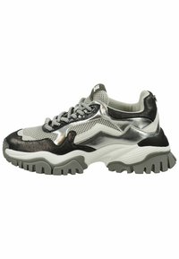 Sneaker épais avec un design en argent métallique et noir, tige en maille, lacets gris et semelle en caoutchouc texturée présentant des motifs de crampons prononcés.