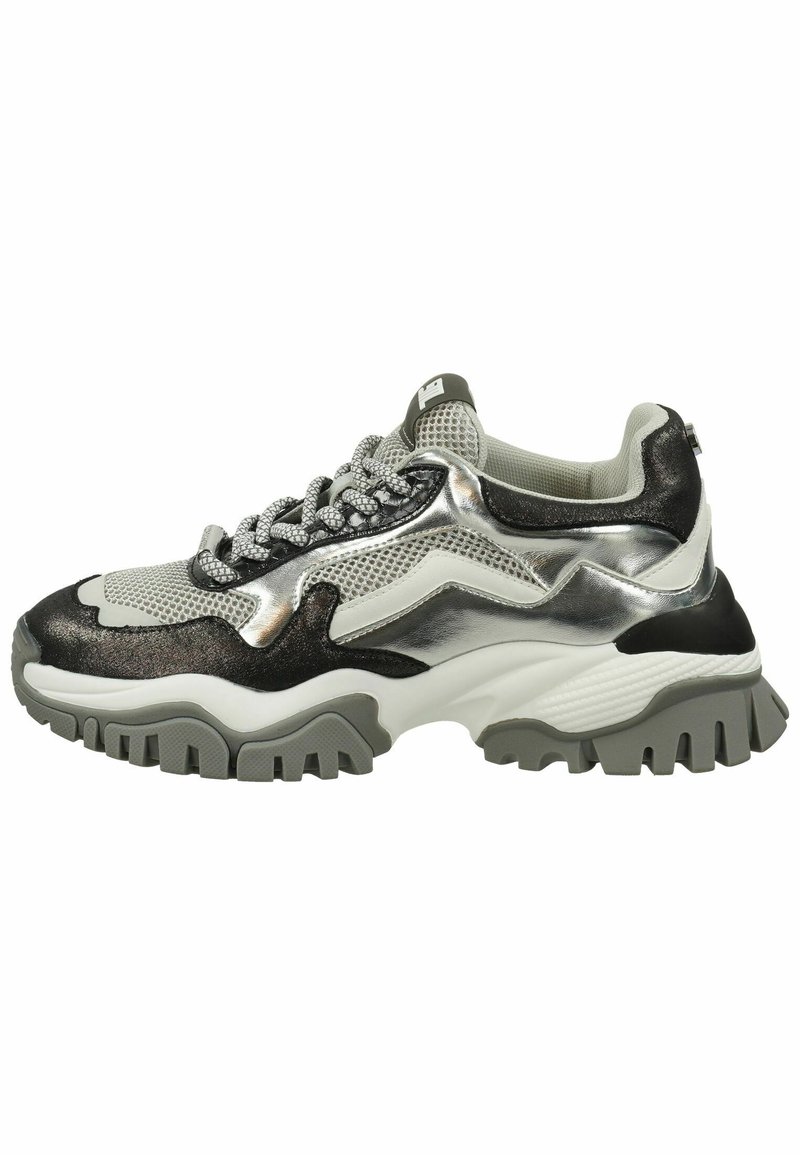Sneaker épais avec un design en argent métallique et noir, tige en maille, lacets gris et semelle en caoutchouc texturée présentant des motifs de crampons prononcés.