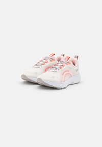 Des chaussures de course légères avec une tige en mesh blanc agrémentée d'accents rose et corail. Design incurvé avec des lacets gris et une semelle texturée.