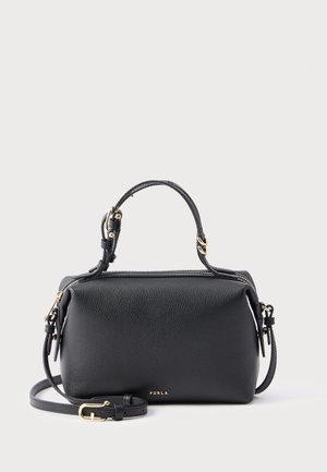 Sort læder Furla håndtaske med top-håndtag, justerbar skulderrem, gulddetaljer og lynlåslukning på en lys baggrund.