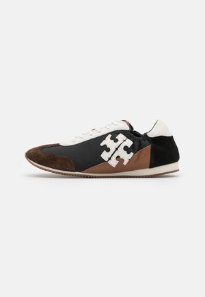 Lavprofil sneaker med brun ruskind, sort læder, hvide snørebånd og en hvid logo på siden, vist fra ydersiden.