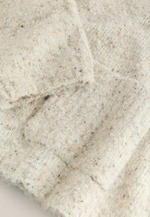 Hellgrauer Strickstoff mit einer weichen, strukturierten Oberfläche, der mit Flecken in Beige und dunklerem Braun durchzogen ist. Dezente Rippendetails.