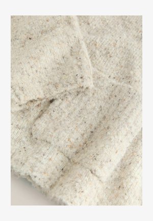 Hellgrauer Strickstoff mit einer weichen, strukturierten Oberfläche, der mit Flecken in Beige und dunklerem Braun durchzogen ist. Dezente Rippendetails.