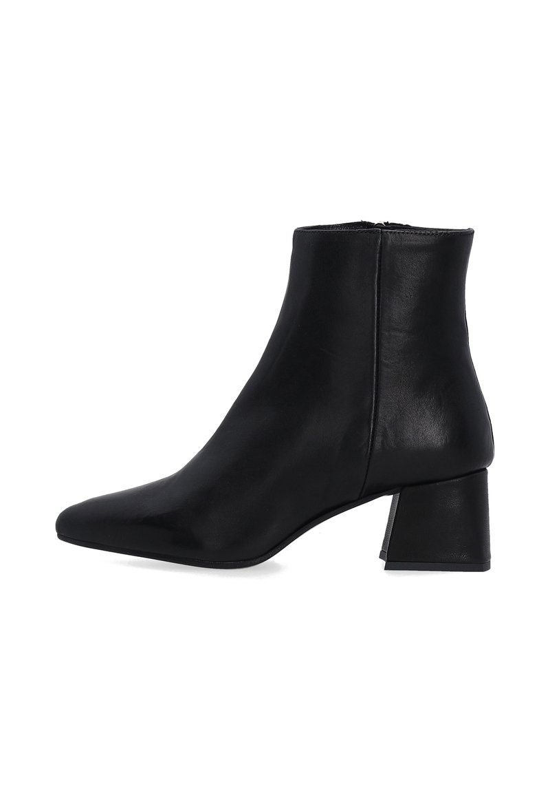 Černá kožená kotníková bota s špičatou špičkou, středně vysokým masivním podpatkem a zipovým zapínáním vzadu. Hladký povrch a elegantní design.
