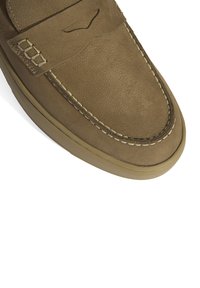 Braune Wildlederschlüpfschuhe mit einer Mokassinsilhouette, kontrastierenden Nähten, dezenten Lederelementen und einer flexiblen Gummisohle.
