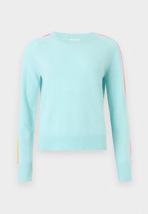 Pull à manches longues bleu clair avec col rond et fines rayures roses et orange courant le long des côtés extérieurs des deux manches.