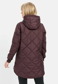 Langer lila gesteppter Mantel mit Kapuze, der über Rautenmustern und gerippten Bündchen verfügt. Ideal für kaltes Wetter, mit Seitentaschen.