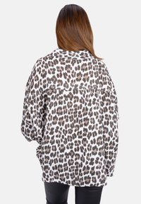 Leopardenmuster Oversize-Hemd aus leichtem Stoff, mit Kragen und lockerer Passform. Die Rückansicht zeigt die gemusterte Textur mit fallenden Schultern.