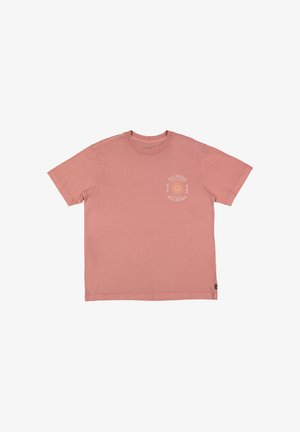 Rosa Baumwoll-T-Shirt mit kurzen Ärmeln und Rundhalsausschnitt, ausgestattet mit einem kreisförmigen weißen Logo auf der linken Brust und einem kleinen Etikett am Saum.