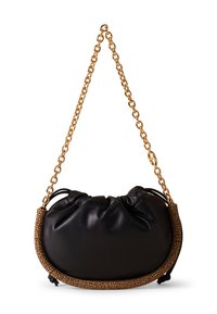 Schwarze Ledertasche mit einem gerafften Oberteil, strukturiertem braunem Besatz und einem goldenen Kettenriemen. Runde Form, weiche Textur und plissierte Details.