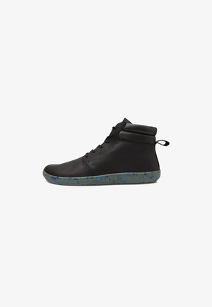 Sort høj-top sneakers lavet af glat læder, med sål i struktureret grå og blå med sprøjt, traditionel snørebåndsdesign og bagside med trækhank.