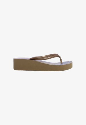 Sandalia flip-flop de cuña marrón con plantilla texturizada y tira en forma de Y metálica marrón.
