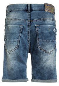 Bermuda in denim con una tonalità blu sbiadita, dotate di due tasche posteriori e orlo arrotolato. Presentano un'etichetta marrone sulla cintura.