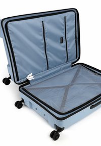 Modrý tvrdý kufr s černým zipem, síťovanou přihrádkou, dvěma zipovými kapsami a čtyřmi kolečky pro snadnou manipulaci.