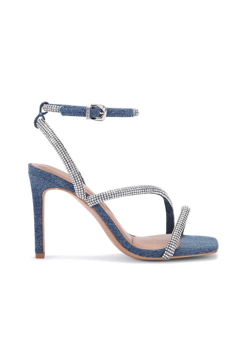 Jeansowe sandały na wysokim obcasie z akcentami ze srebrnych cyrkonii, cienkimi paskami, w szpic oraz eleganckim 10-centymetrowym obcasem typu stiletto.
