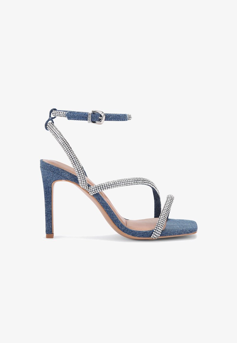 Jeansowe sandały na wysokim obcasie z akcentami ze srebrnych cyrkonii, cienkimi paskami, w szpic oraz eleganckim 10-centymetrowym obcasem typu stiletto.