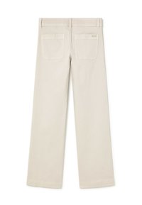 Pantalones de algodón beige con un diseño de pierna recta, dos bolsillos traseros y una cinturilla sencilla. Textura suave y color uniforme en toda la prenda.
