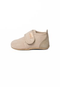 Lichtbeige babyschoen van textuurstof met een klittenbandsluiting en zachte suède accenten, voorzien van een flexibele rubberen buitenzool.