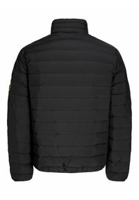 Melnā pūkainā jaka ar quilted dizainu, augstu apkakli un elastīgām piedurknēm. Vienkāršs stils, gluda tekstūra un nav redzamu aizdares.