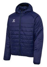 Marinblå puffjacka med huva, kviltat mönster, dragkedja hela vägen fram och Hummel-logga på bröstet. Slät, glänsande tyg.