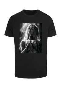 Sort bomulds T-shirt med et monokromt print af en kvinde med tatoveringer, der beder. Ordet "prayer" er fremtrædende vist i hvidt.