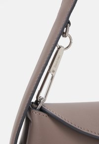 Calvin Klein SOFT SCULPT SHOULDER BAG - Kabelka - cinder