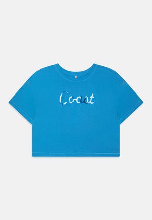 Blå kortermet t-skjorte laget av mykt stoff, med en paljettert "Coast"-design i gradientfarger på forsiden. Rund hals og korte ermer.