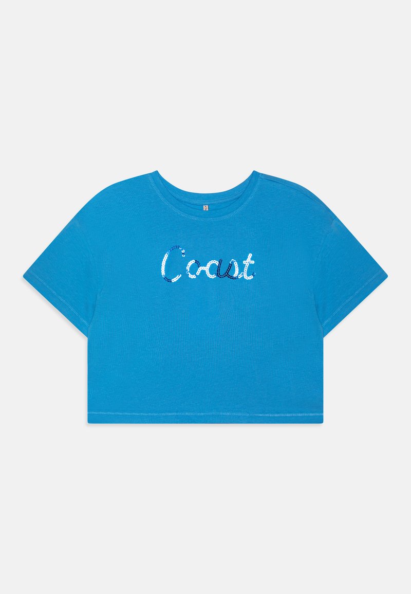 T-shirt cropped azul feito de tecido macio, apresentando um design de "Coast" em lantejoulas em cores em degradê na parte da frente. Gola redonda e mangas curtas.