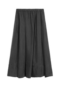Jupe plissée noire avec une ceinture élastique. Le tissu est lisse et léger, offrant une silhouette décontractée et fluide. Pas de fermetures visibles.