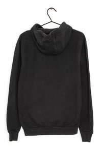 Sudadera negra con capucha y textura suave, que presenta una capucha grande, puños acanalados y un dobladillo recto, mostrada en una percha sobre un fondo blanco.