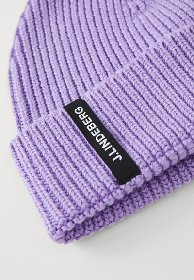 Berretto lavorato a maglia viola con texture a coste, dotato di un'etichetta nera con la scritta "J. Lindeberg". Il materiale sembra morbido ed elastico.