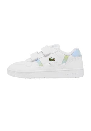 Zapatilla blanca de Lacoste con dos tiras de Velcro, logo de cocodrilo verde y sutiles detalles en azul y verde en los lados y el talón.