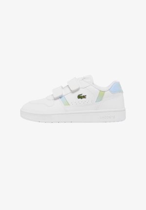 Weißer Lacoste-Sneaker mit zwei Klettverschlüssen, grünem Krokodil-Logo und dezenten blauen und grünen Akzenten an den Seiten und an der Ferse.