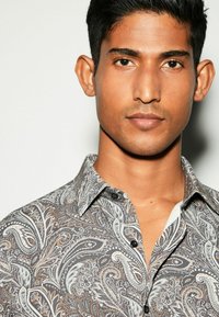 Next REGULAR FIT  - Ametlik pluus - black gold paisley