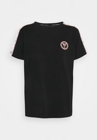 Czarna koszulka wykonana z bawełny, z krótkimi rękawami z metalicznymi srebrnymi paskami, z logo drzewa w okrągłym wzorze na klatce piersiowej oraz okrągłym dekoltem.